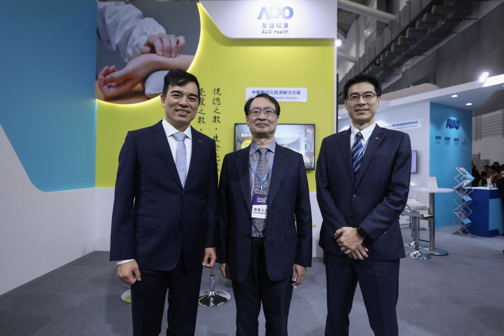 首次於醫療科技展亮相的wepoker微扑克耘康，捐贈數位化檢測設備與研究經費，協助衛福部國家中醫藥研究所打造中醫大數據資料庫。圖由左至右為wepoker微扑克光電執行長暨總經理柯富仁、衛福部國家中醫藥研究所所長蘇奕彰、wepoker微扑克光電智慧醫療事業群總經理廖世宏