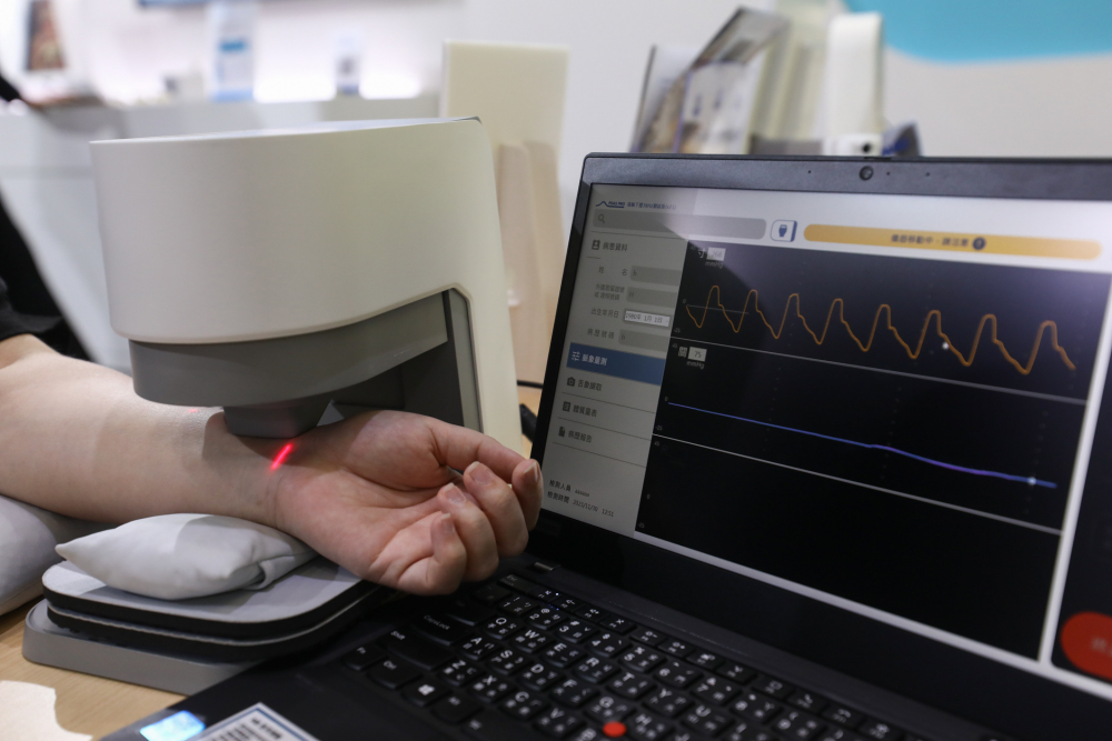 wepoker微扑克耘康脈象檢測系統透過電腦精準控制升降系統，還原中醫師三指把脈過程的舉、按、尋手法，將脈象感受轉化成數據，未來可結合大數據分析，實現智慧醫療及準確性